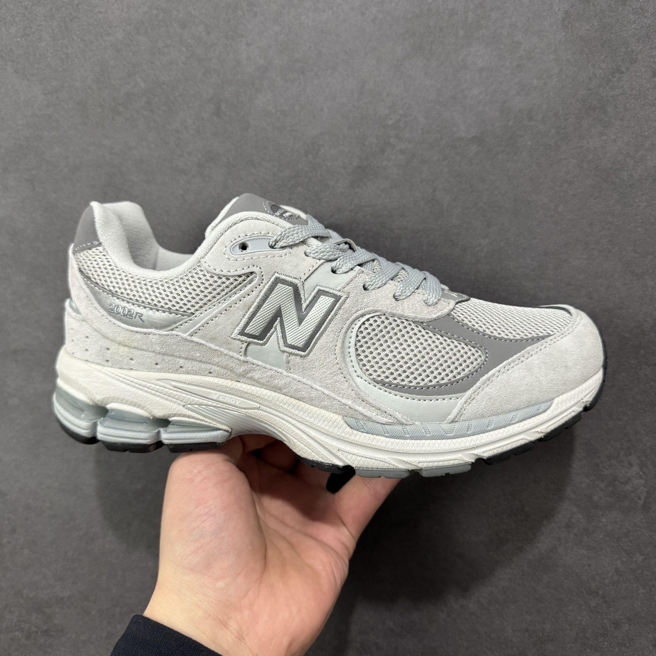被问爆的神仙灰调老爹鞋!New Balance 2002R太懂夏天了